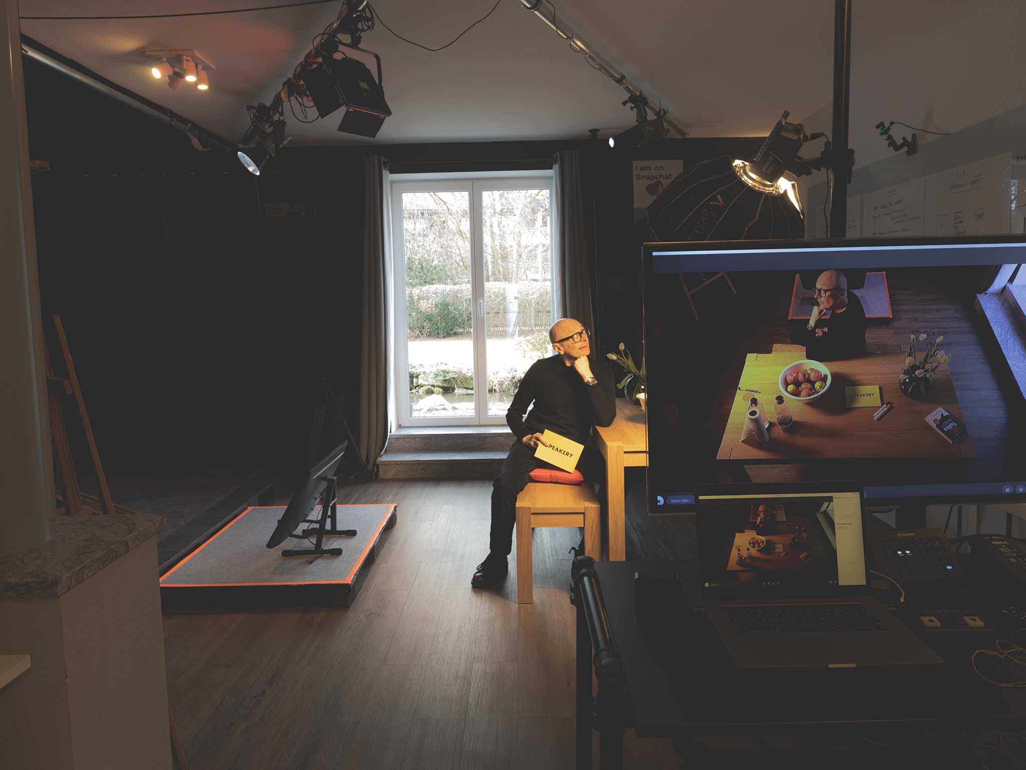 Die Bühne im Speakery Studio, eingerichtet für ein Training