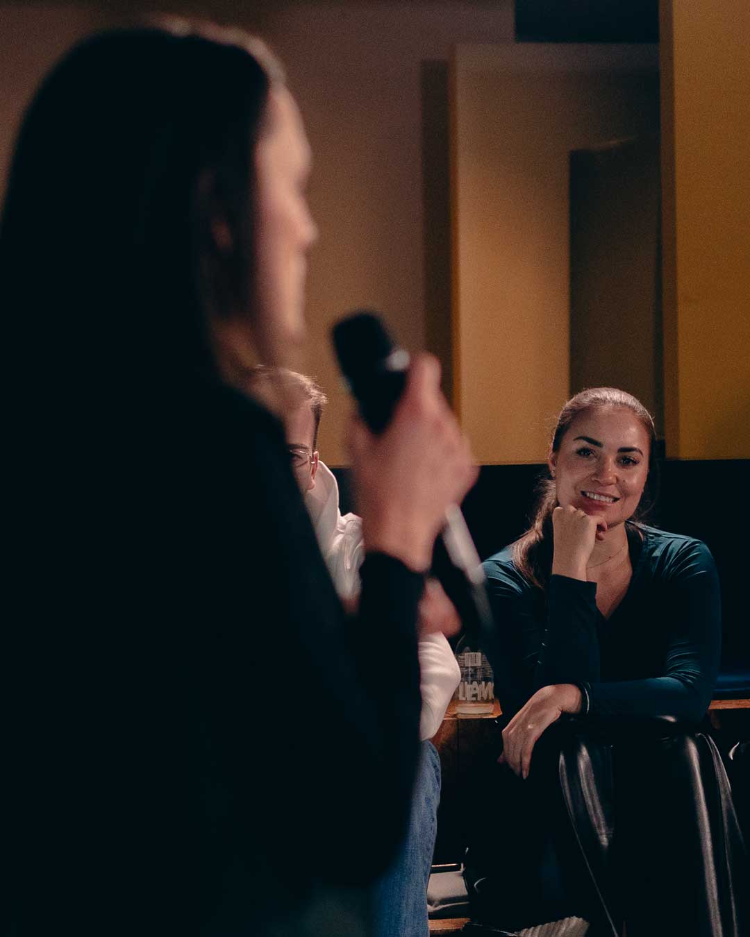 A speakery student uses the Speakery Presentation Canvas to practise her keynote. Speaker training with Marcus John Henry Brown and his Speakery method. 