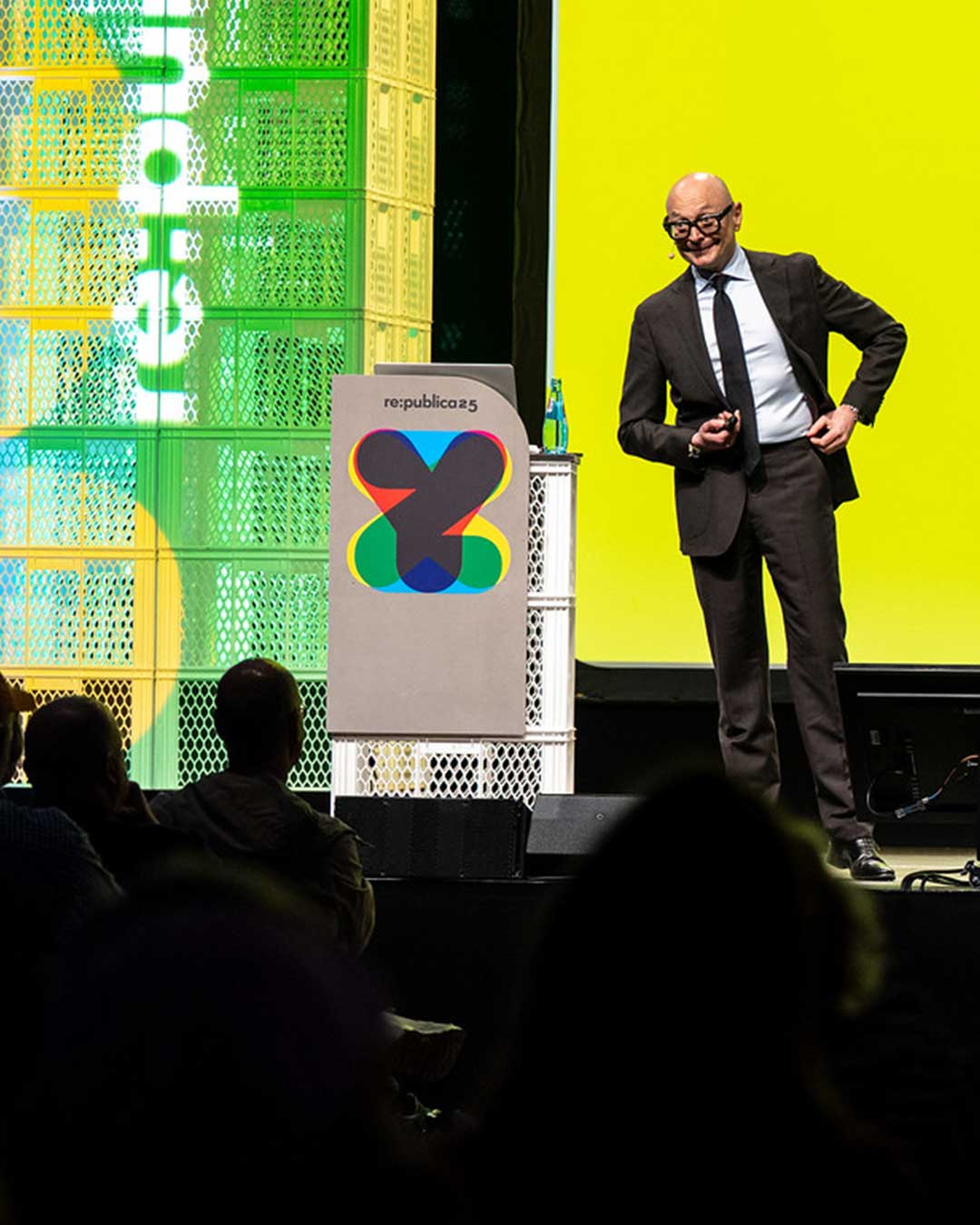 Revolutionise communication across your organisation with our innovative corporate edutainment speaker training.